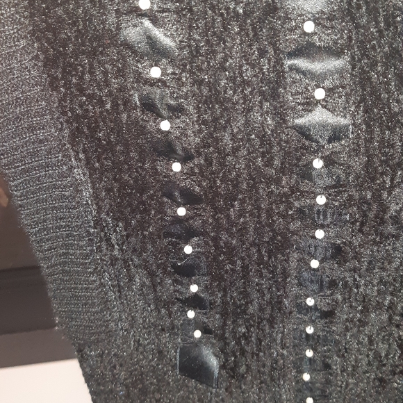 Vintage Chic Black Women's Vest with Embellishments In Good Pre-loved Condition - Picture 4 of 7